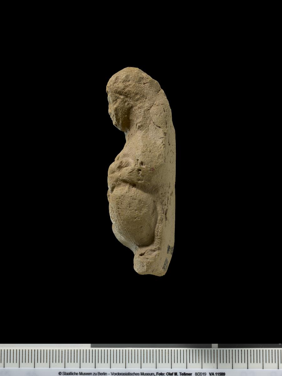 Terrakotte einer weiblichen Figur mit Säugling im Arm