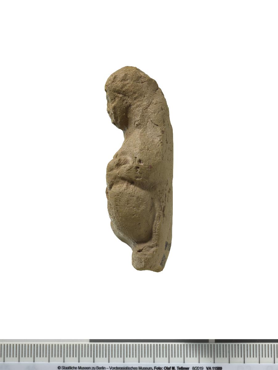 Terrakotte einer weiblichen Figur mit Säugling im Arm