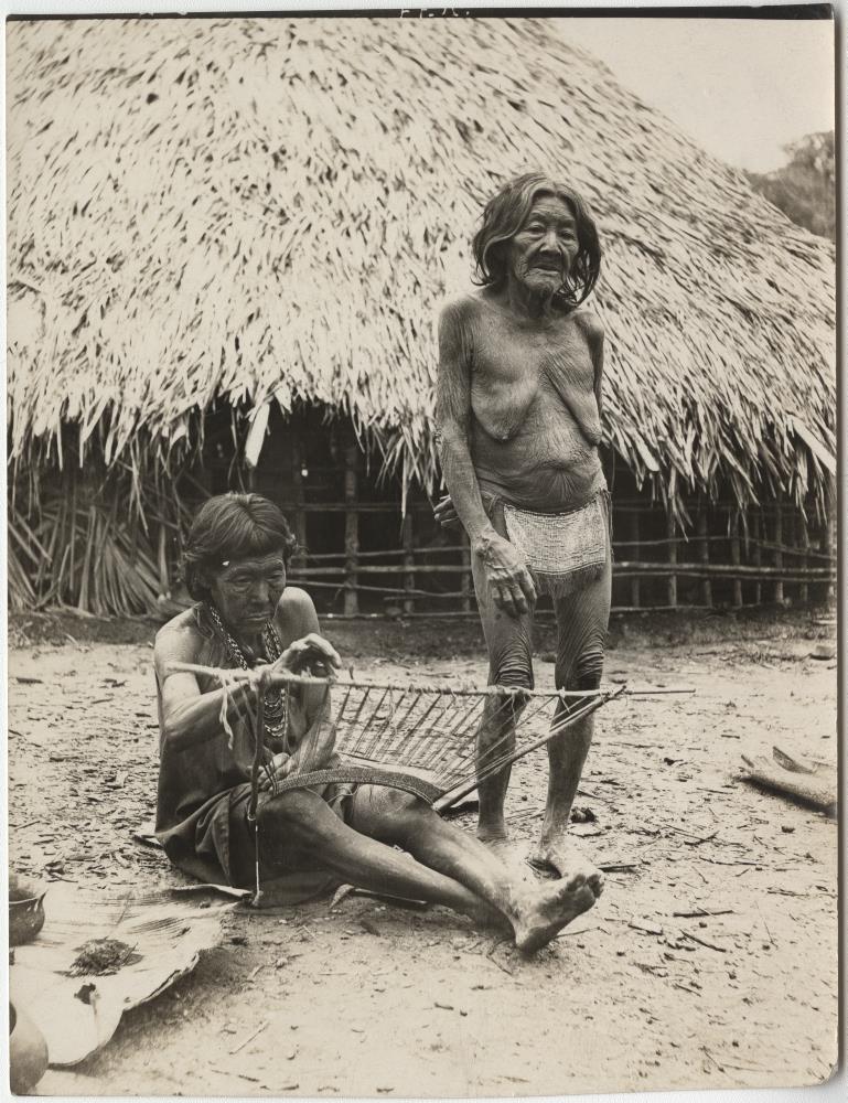 Indianerin beim Flechten ("Kotingego")