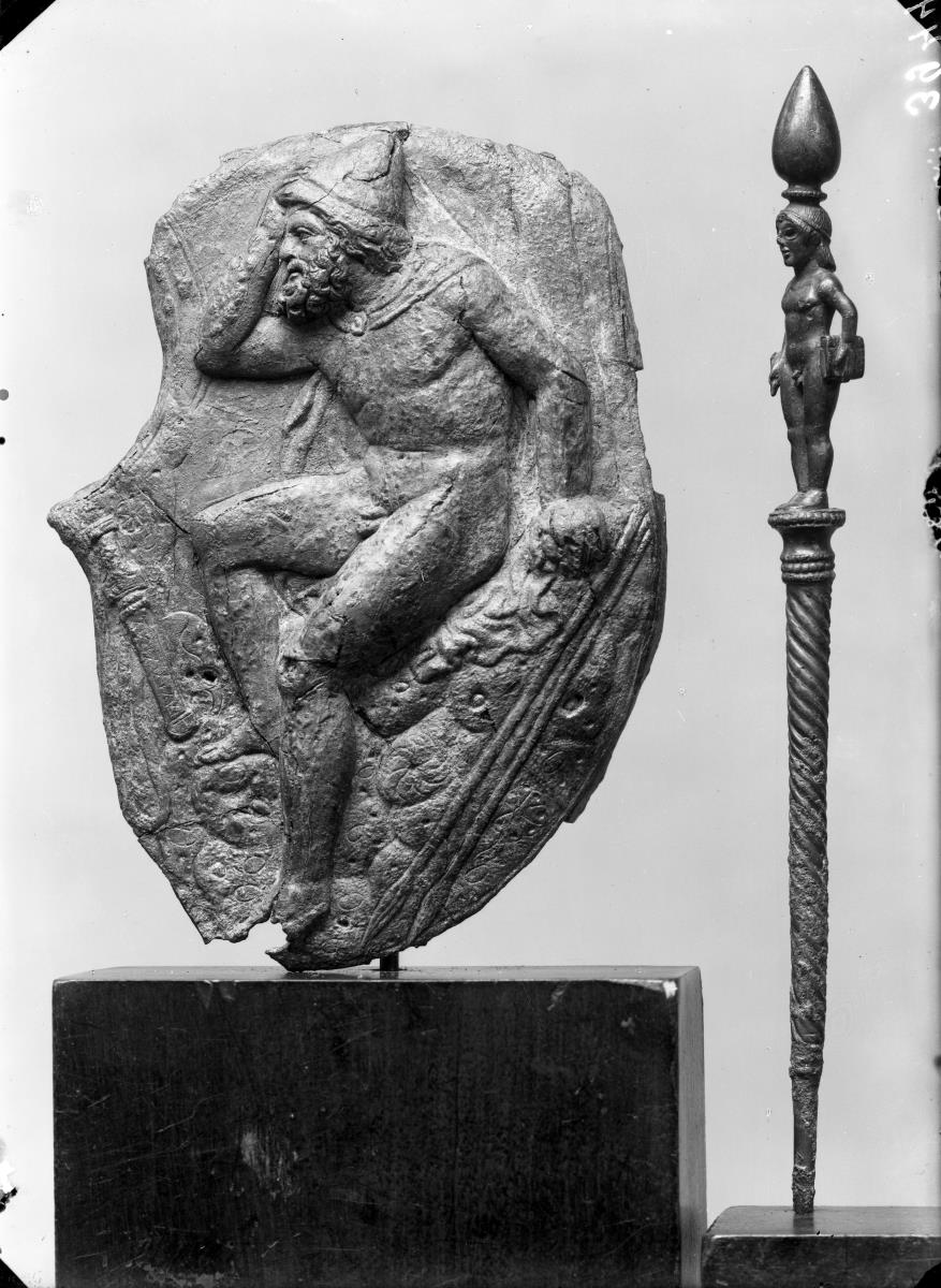 Wangenklappe (mit Bleifüllung) eines Helms, mit Reliefdarstellung von Odysseus oder Philoktet