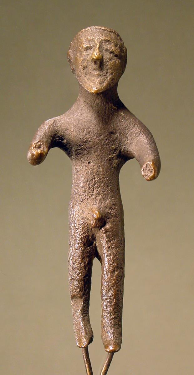 Primitive Statuette eines nackten Mannes
