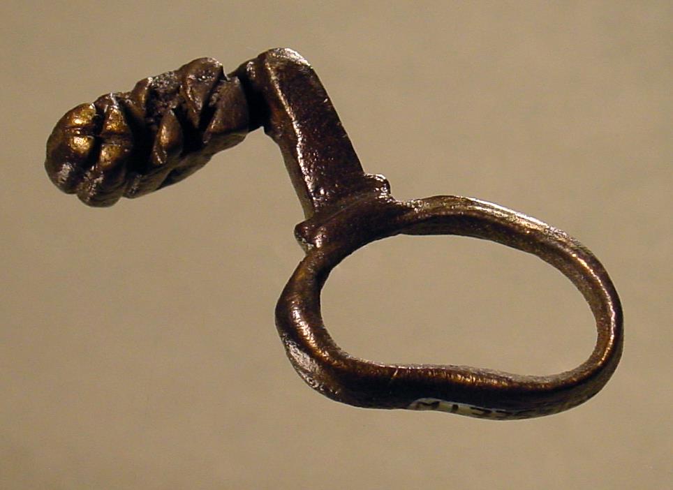 Schlüssel mit verbogenem ringförmigen Griff