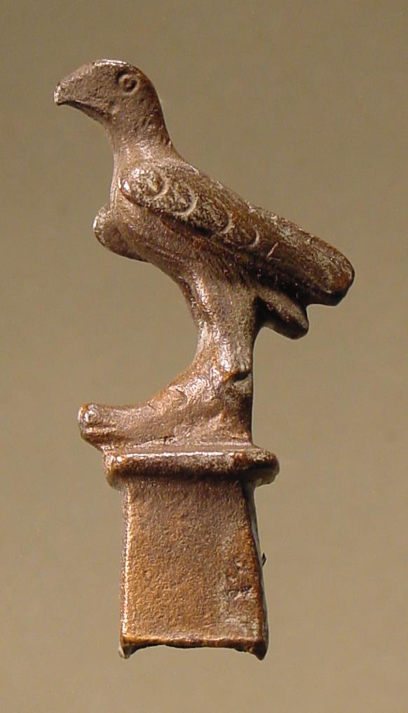 Adler, stehend auf einem halben Kasten, der die Spitze eines Stabes gebildet zu haben scheint; der Adler steht auf einem Eberkopf