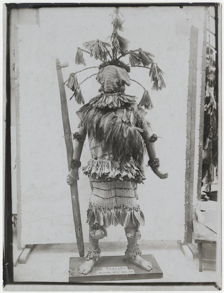 Ausstellungspuppe geschmückt mit Objekten der Tumrahá ("Ačinaureta-Maske")