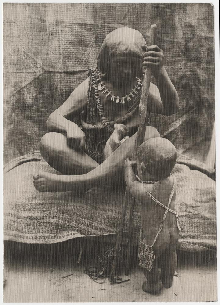 Ausstellungspuppe geschmückt mit Objekten der Chamacoco (Mutter und Kind)