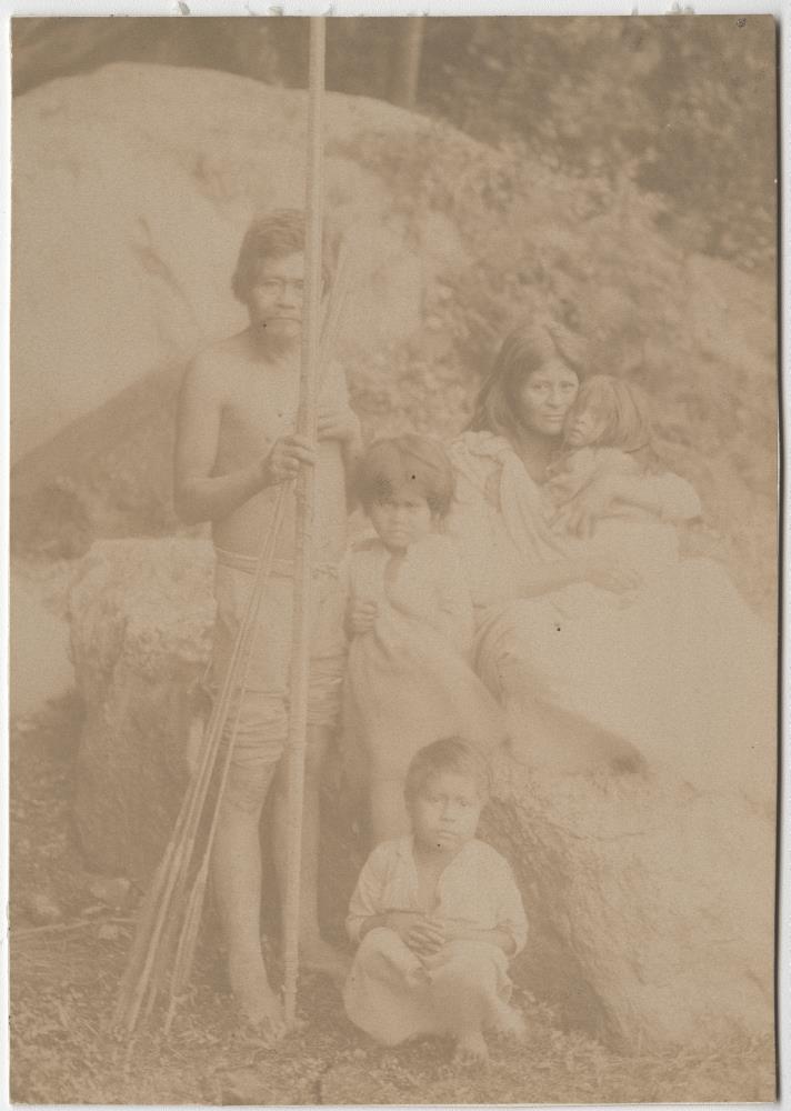 Guaraní-Indianer mit Kindern vom Rio Itariri