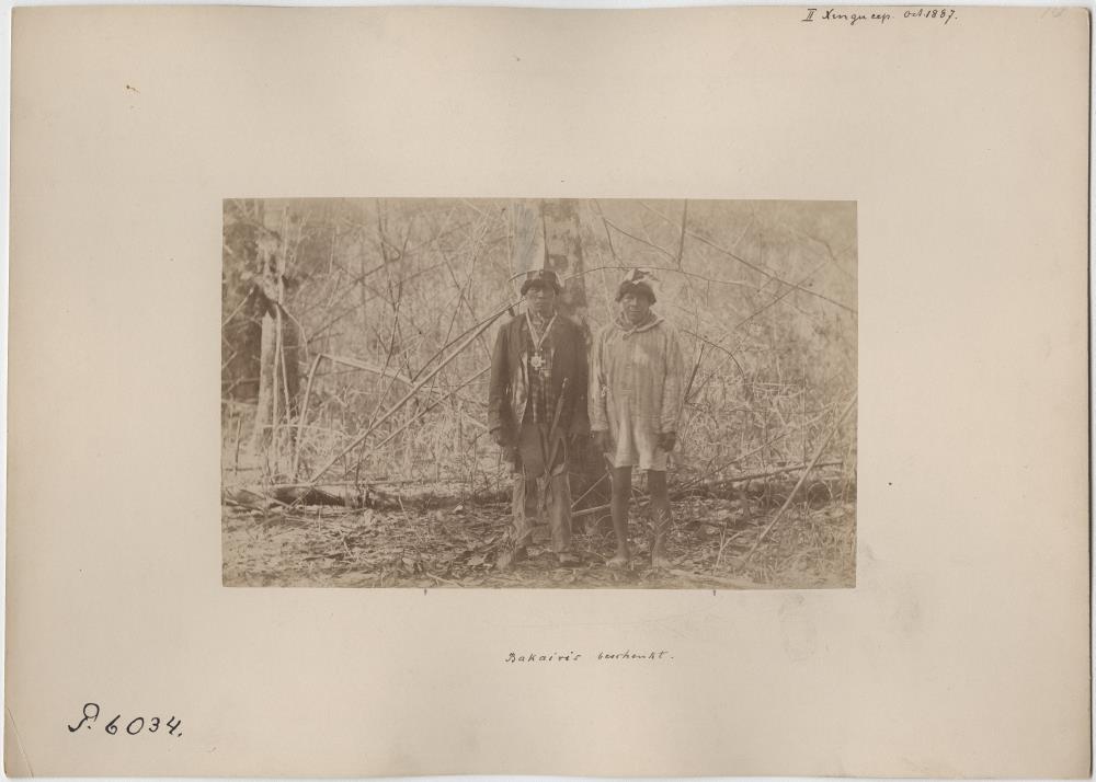 Bakairi-Indianer mit europäischen Hüten und Orden