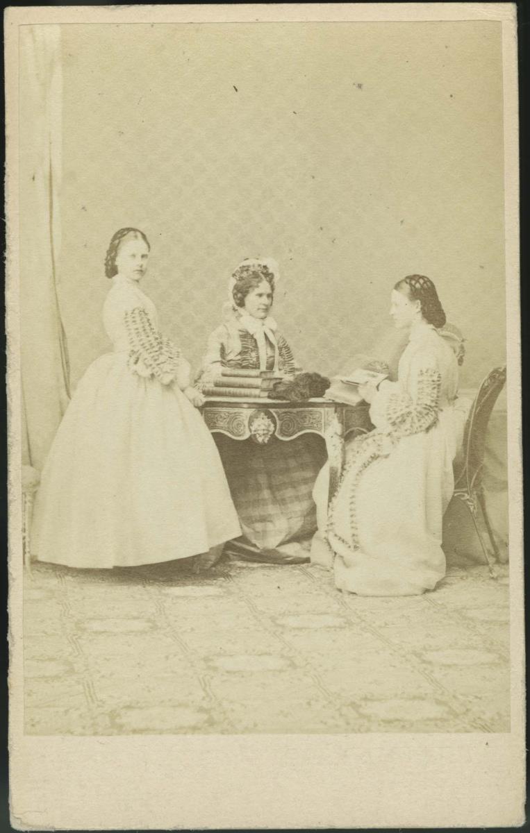 Porträt der Hildegard Luise von Bayern mit ihren Töchtern Marie Theresia von Österreich und Mathilde von Österreich-Teschen