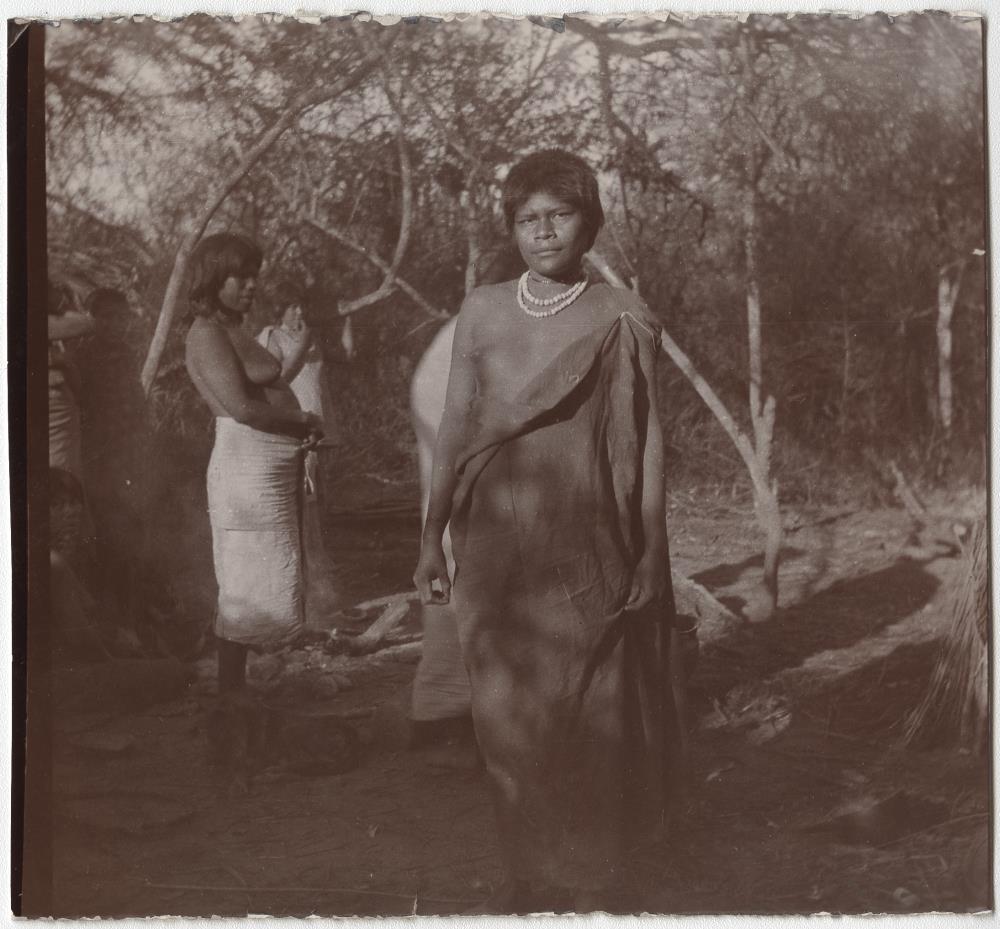 Chiriguano mit Tipoy, dahinter Mataco-Frau
