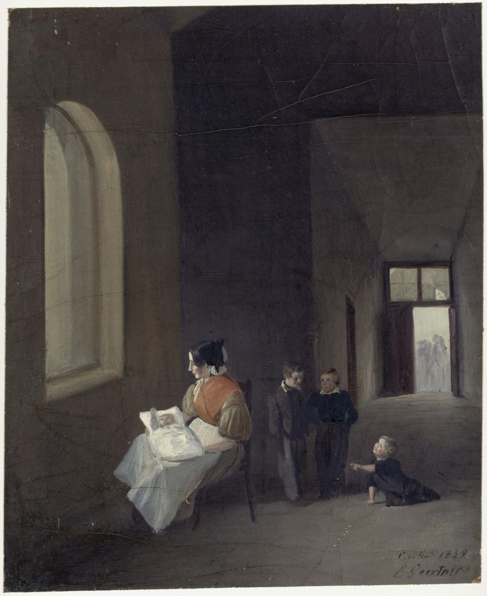 Frau mit Kindern in einer Halle