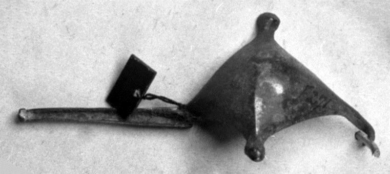 Fibel mit Knöpfen am Bügel