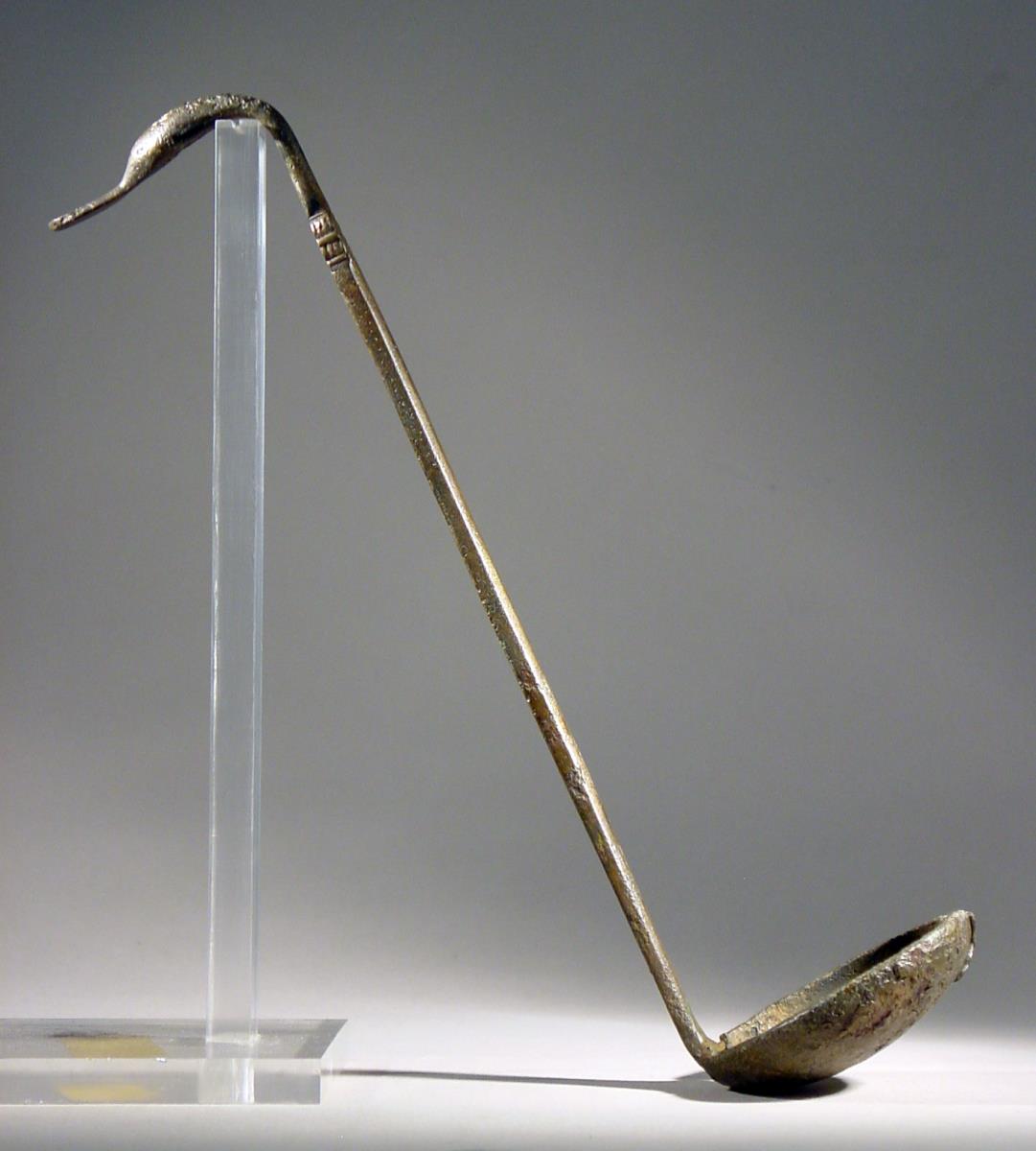 Schöpflöffel, Griff in Schwanenkopf auslaufend