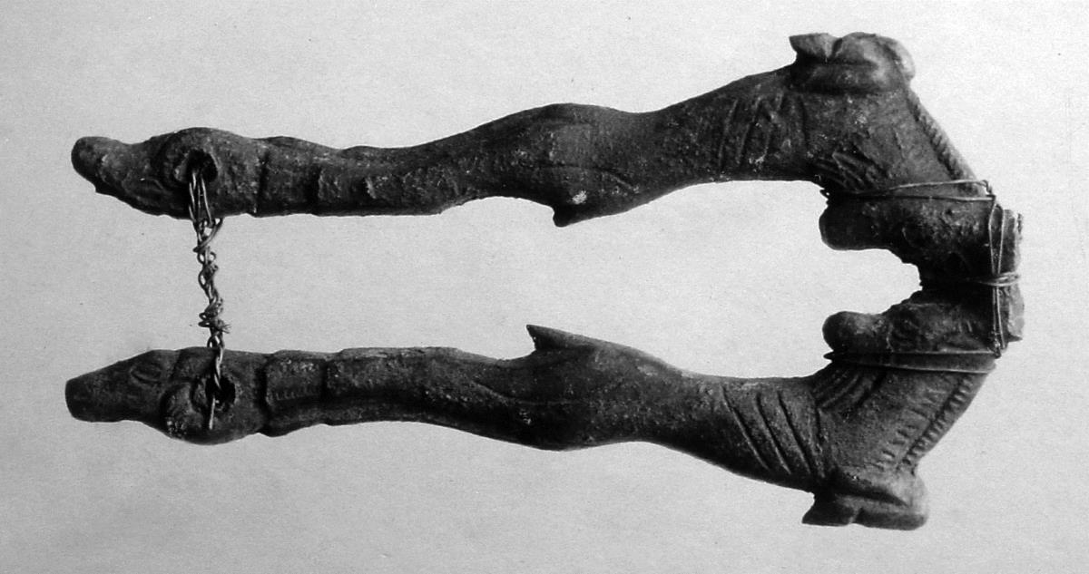 Fragment eines Gürtelhakens mit zwei springenden Ziegenböcken