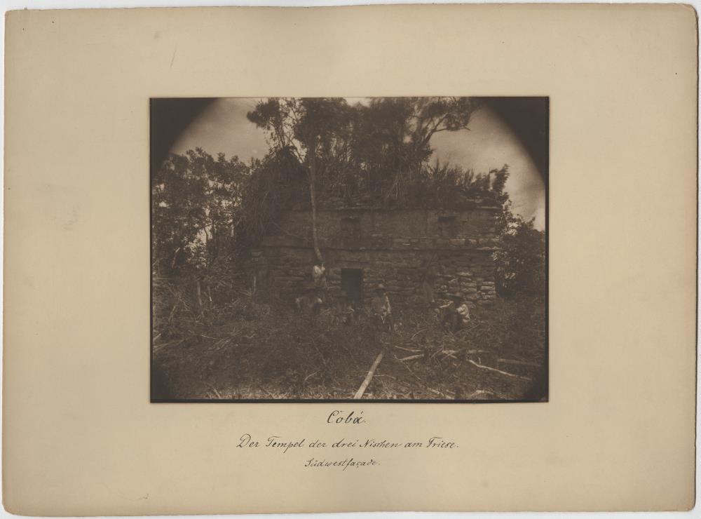 "Nohoch-Mul (Teilansicht) in Cobá (Mit Expeditionsteilnehmern)"