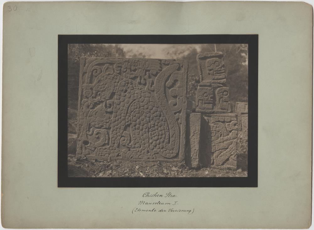 "Mausoleum I. Elemente der Verzierung vom 'Tzompantli' und der Adler- und Jaguarplattform."