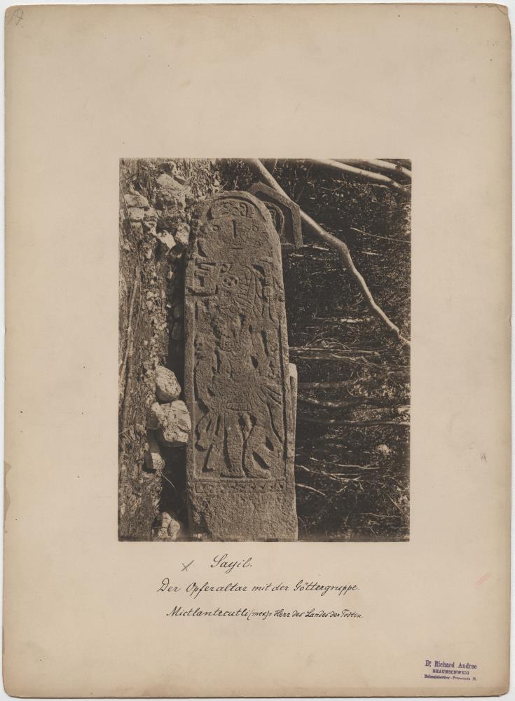 "Stele 4. Opferaltar mit Göttergruppe."