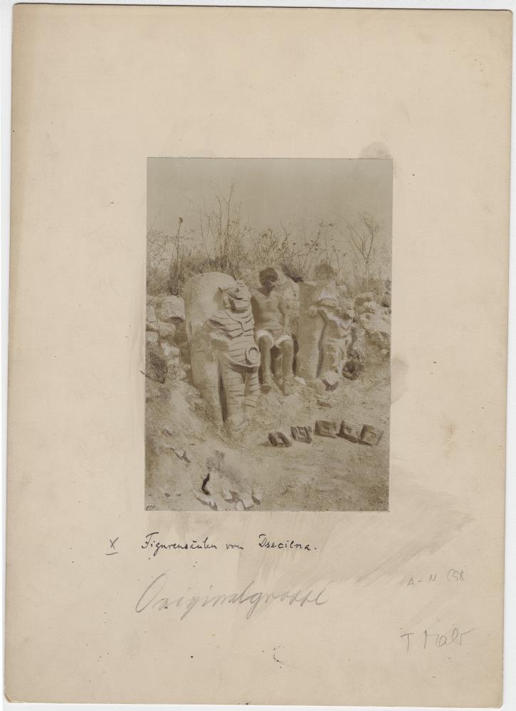 "Figurensäulen. Mit Expeditionsmitglied."