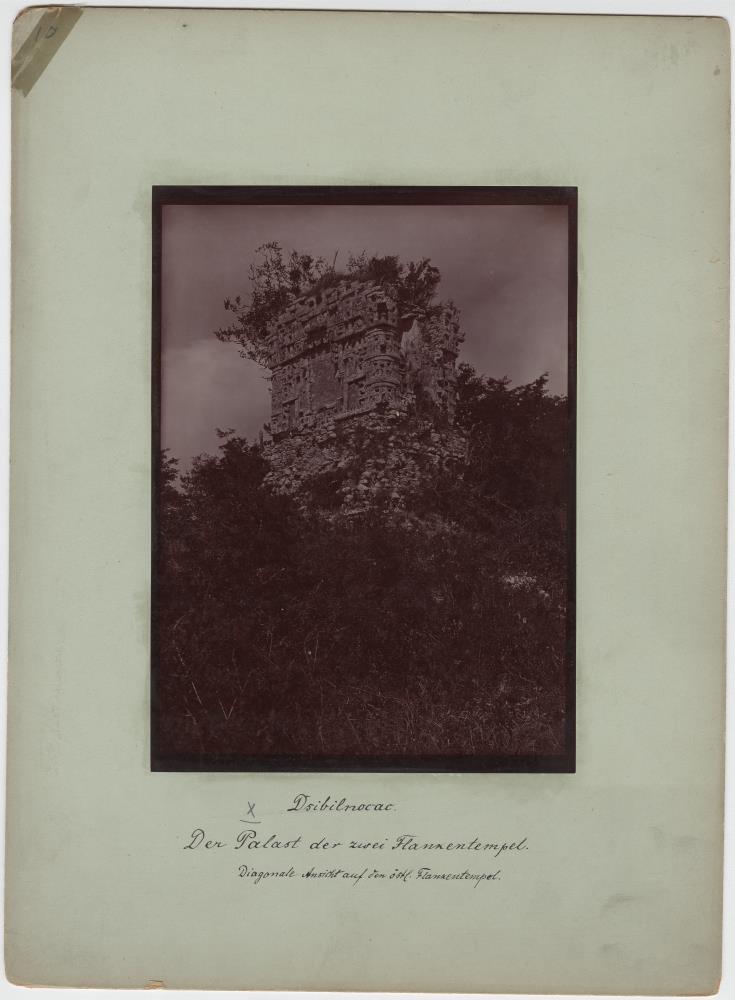 "Der Palast der zwei Flankentempel. Diagonale Ansicht auf den östlichen Flankentempel."