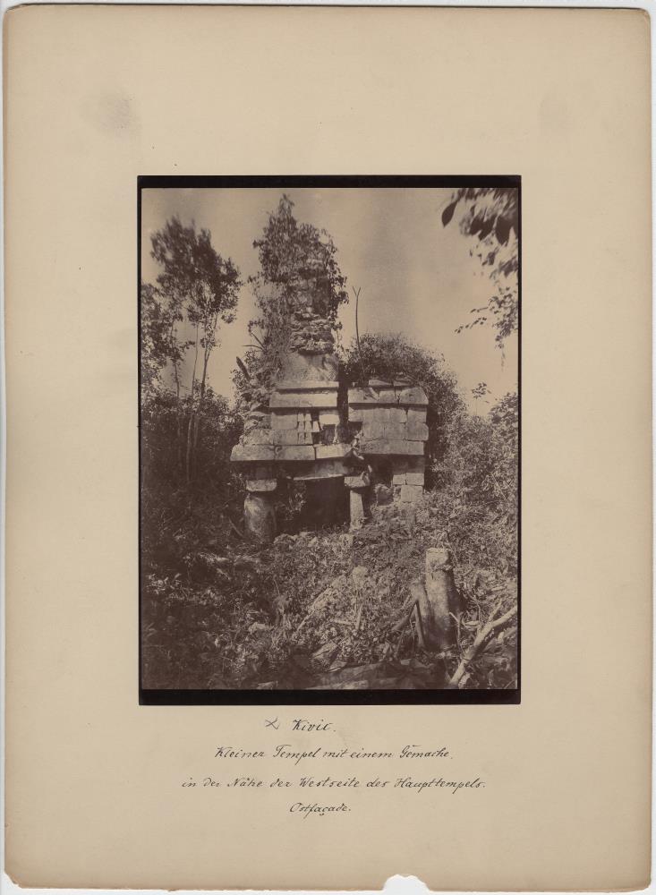 "Ein kleiner Tempel mit nur einem Gemache in der Nähe der Westseite des Haupttempels. Ostfassade."