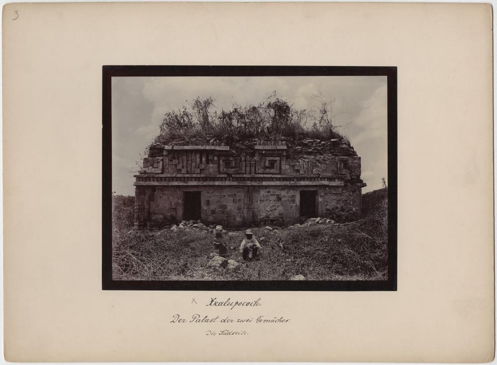 "Der Palast der zwei Gemächer. Südfassade." (Mit Expeditionsmitglied)