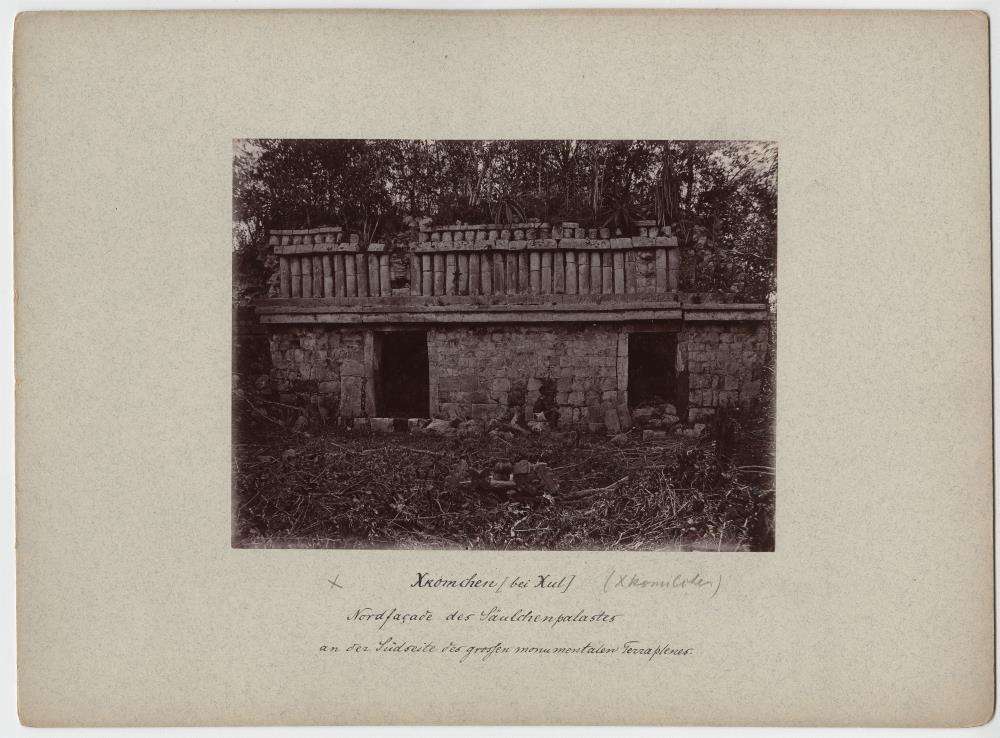 "Nordfassade des Säulchenpalastes an der Südseite der großen monumentalen Freifläche (terraplén)." (Mit Expeditionsmitglied)