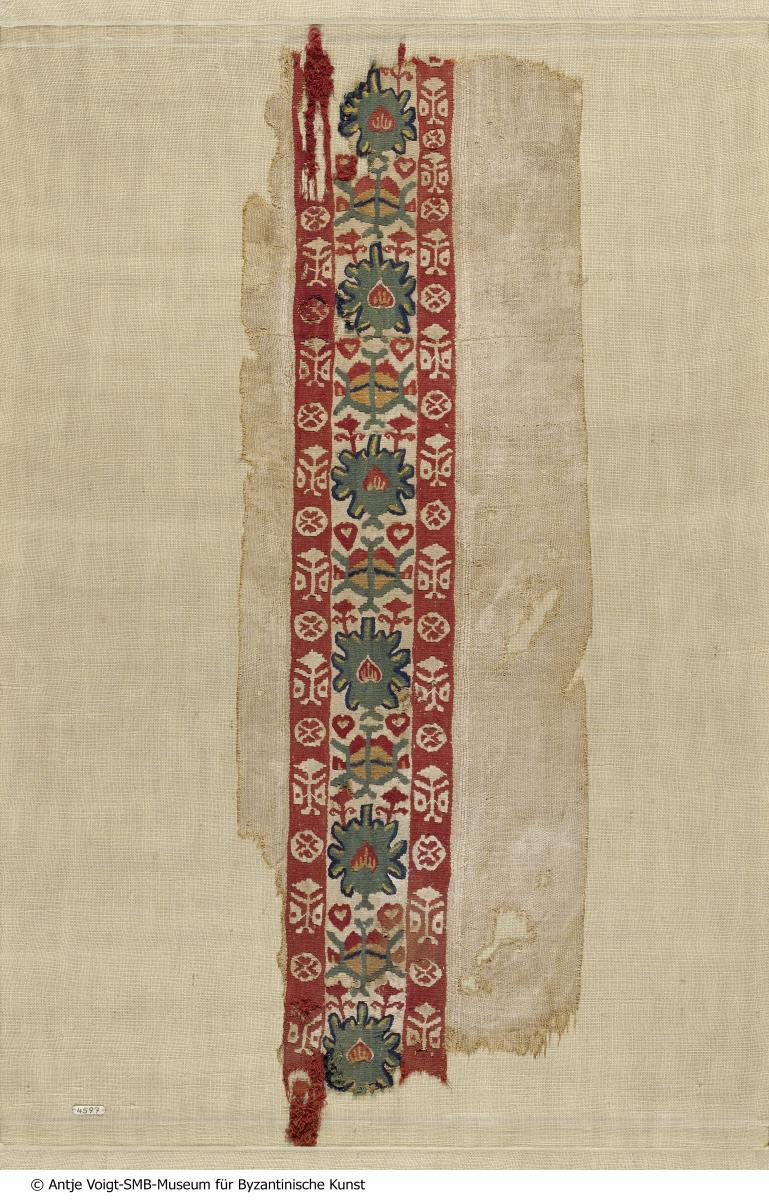 Fragment einer Tunika mit Zierstreifen