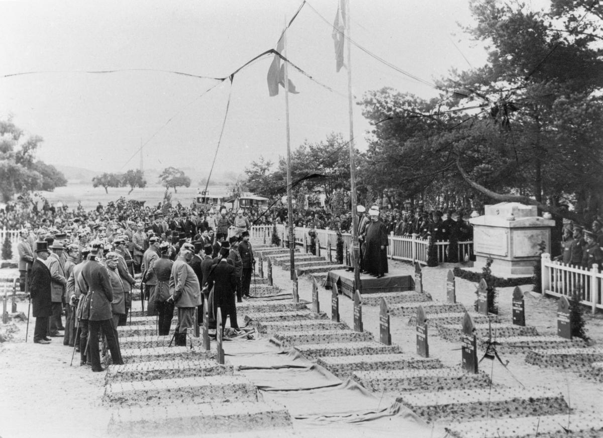 Einweihung der tatarischen Kriegsgräbergedenkstätte mit Gedenkstein