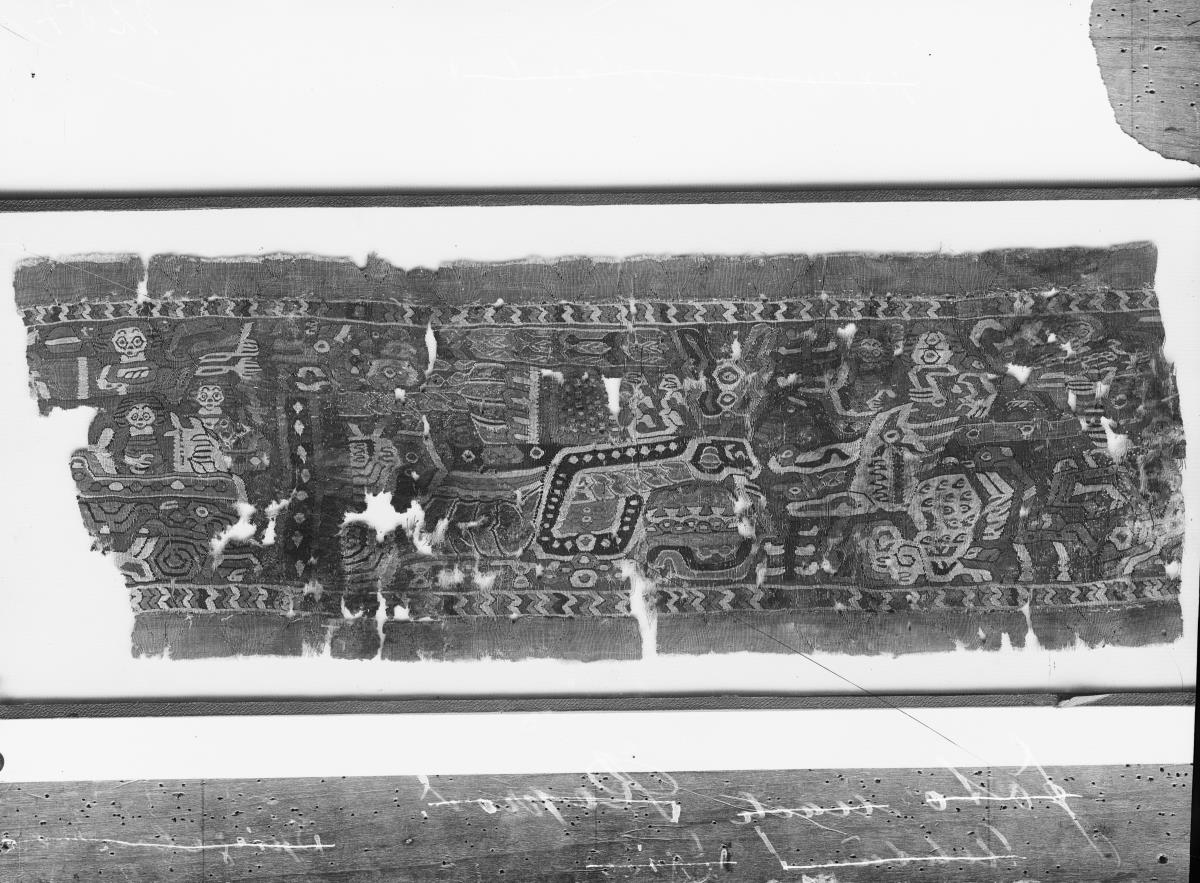 Breiter Zierstreifen mit figürlichen und geometrischen Motiven