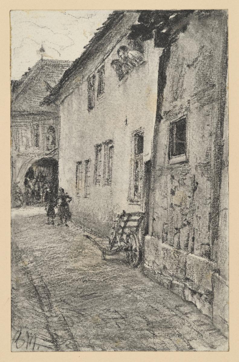 Gasse mit Blick auf einen rundbogigen Hausdurchlass