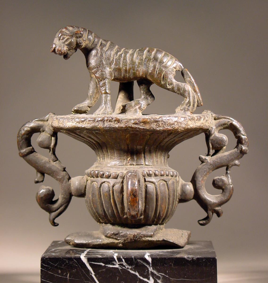 Aufsatz in Form eines nach links gewandten Tigers auf einem Krater