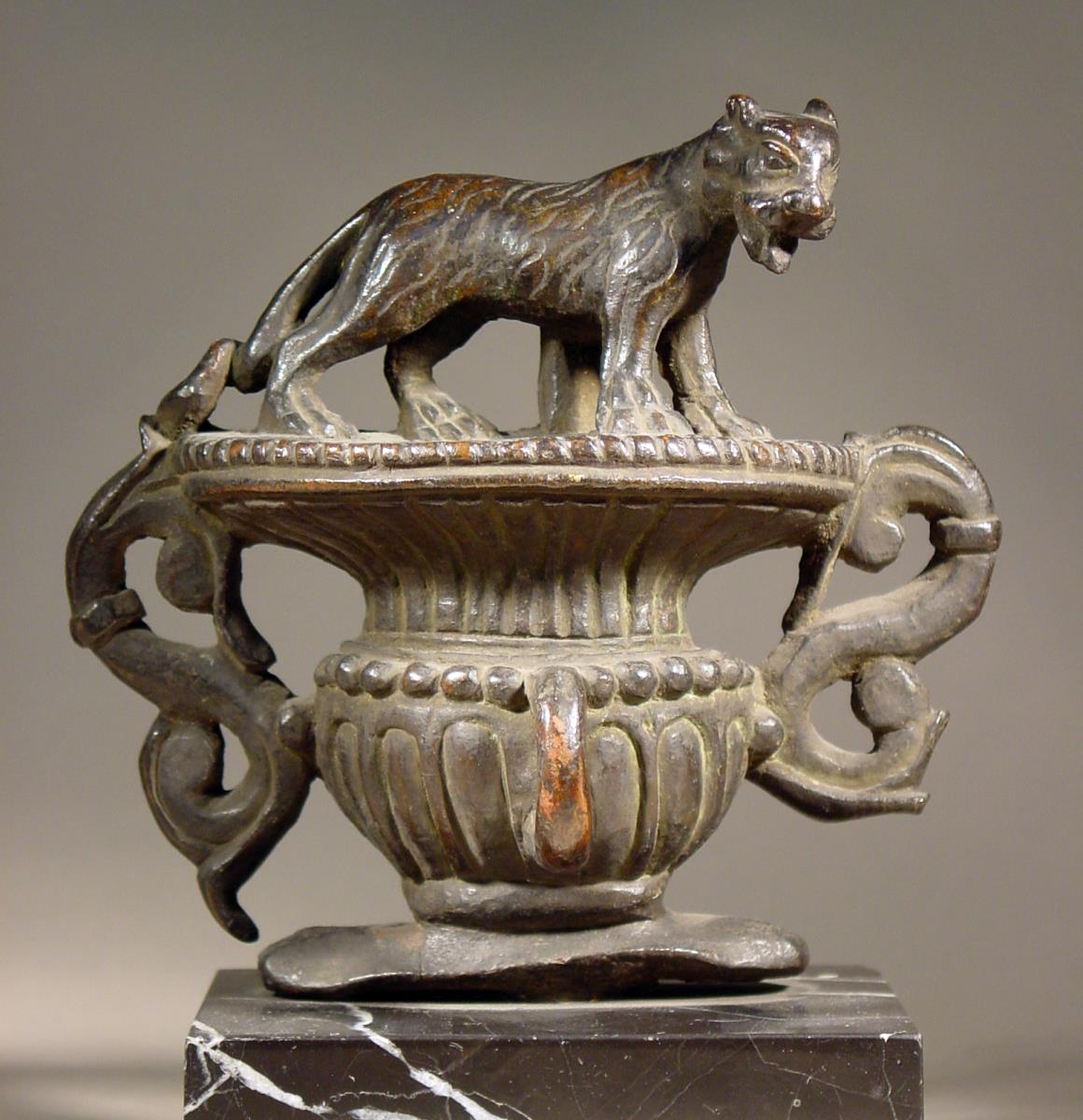 Aufsatz in Form eines nach rechts gewandten Tigers auf einem Krater