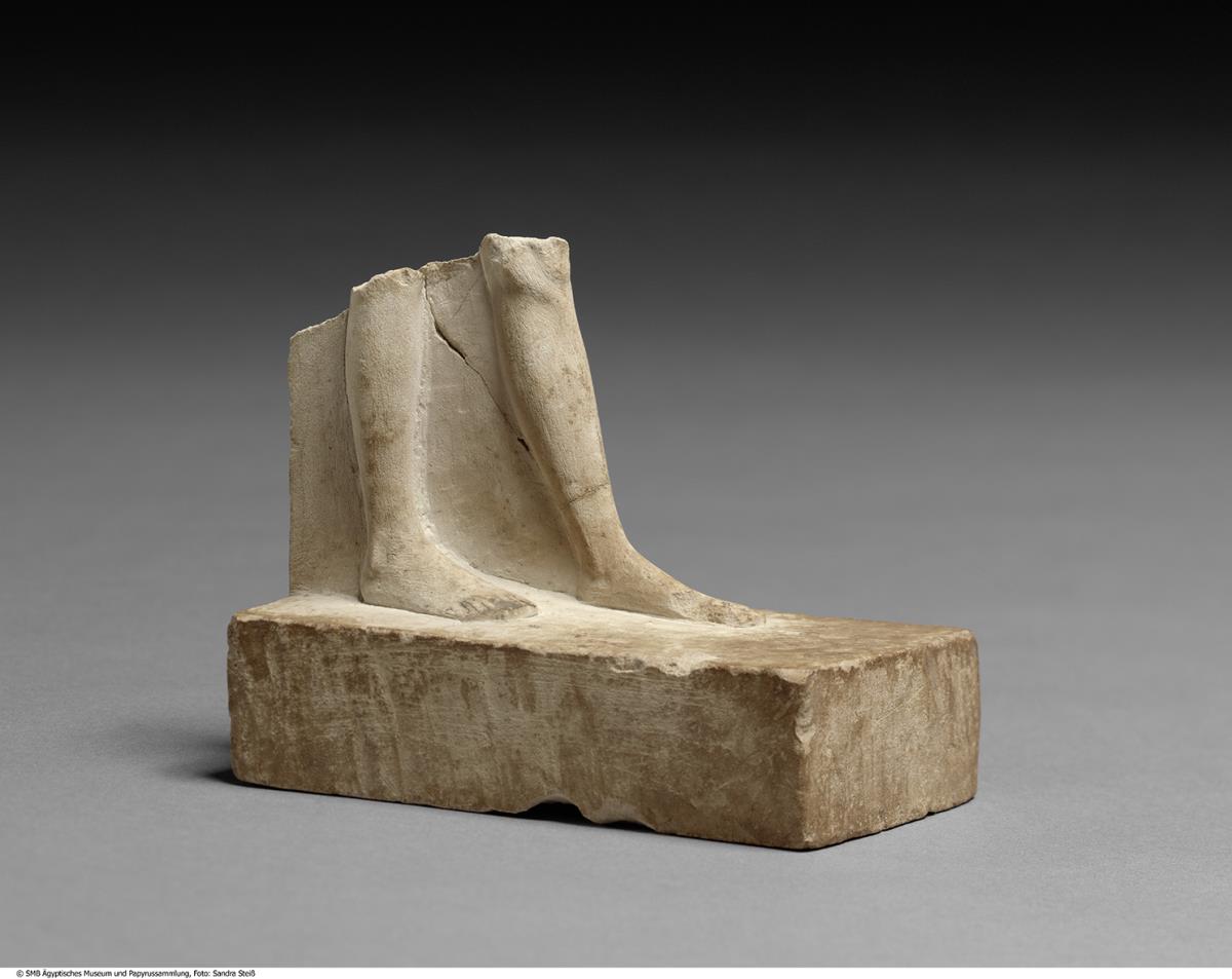 Unterteil einer Stand-Schreitstatuette mit Basisplatte