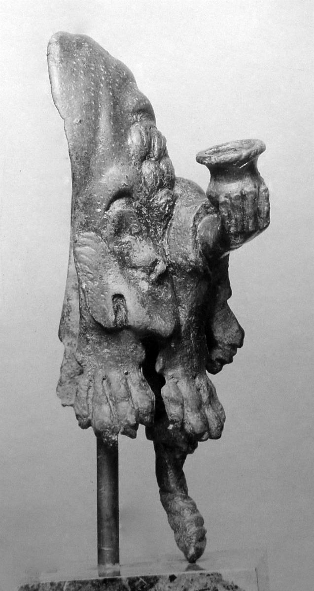 Linker Arm des Hercules oder Sucellus (?) mit Becher und Löwenfell (zur Anstückung an eine römische Statuette)