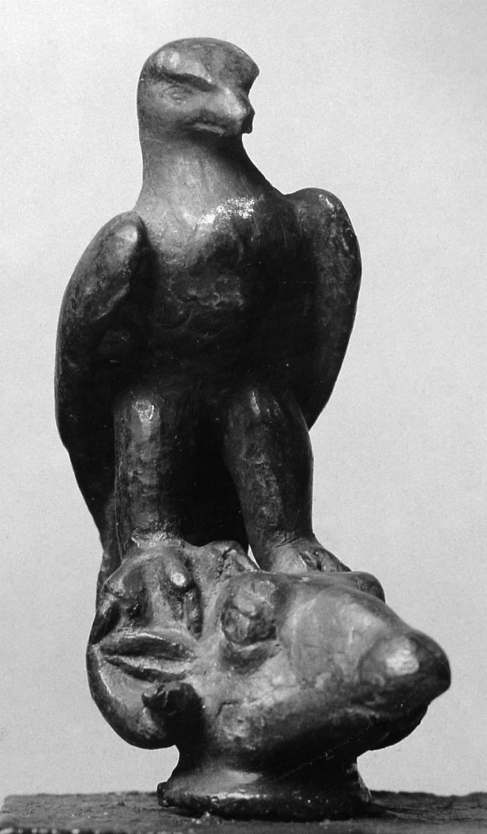 Adler auf Widderkopf sitzend