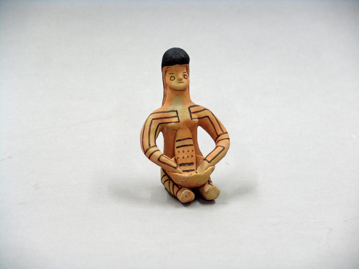 sitzende Figur