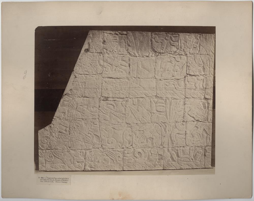 "Fragment eines Flachreliefs, aufgenommen in einem Raum am Ballspielplatz."