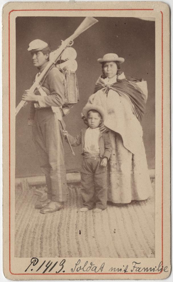 Peruanischer Soldat mit Frau und Kind