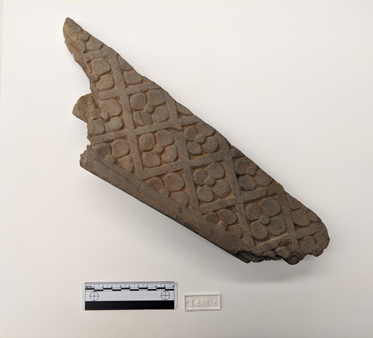 Dekorfries (Fragment): Vierblättrige Rosetten in Rautenmuster