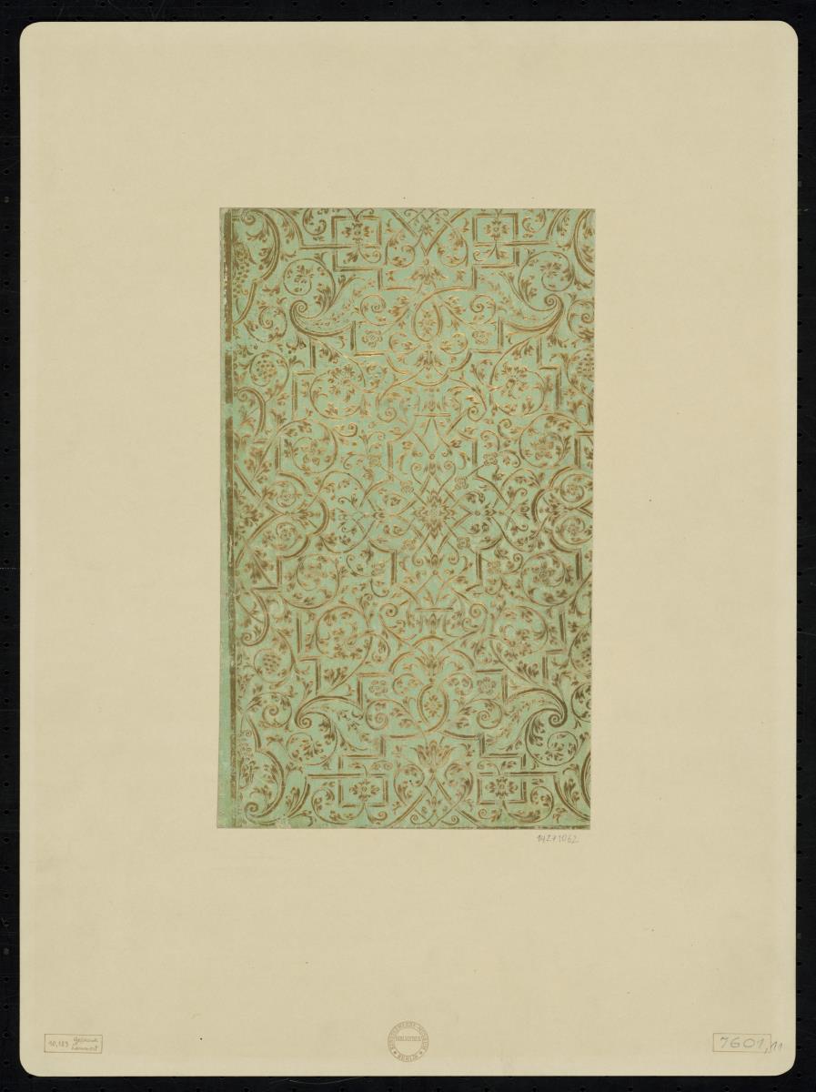 Brokatpapier (Bandelwerk und Ranken mit Blüten und Trauben)
