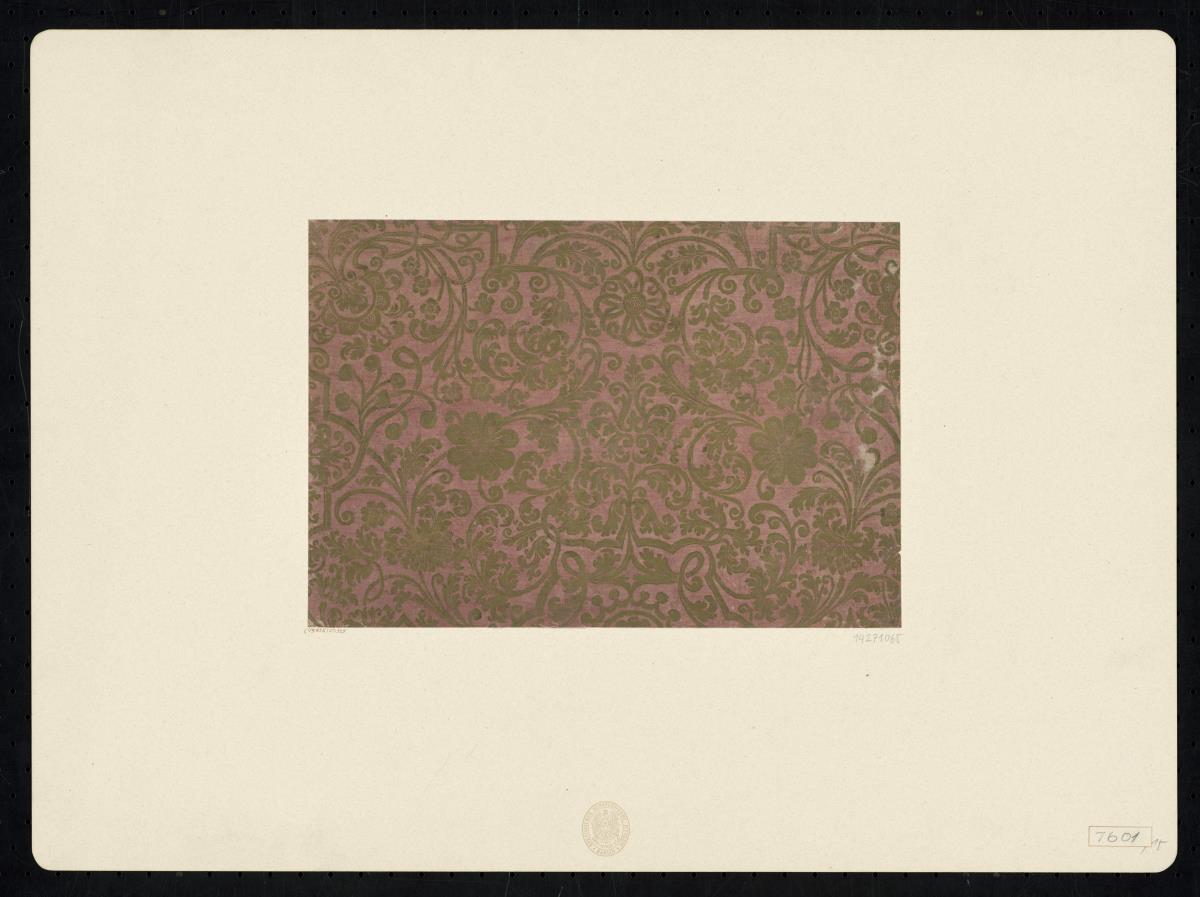 Brokatpapier (Bandelwerk und Ranken mit Blättern, Blüten und Knospen)