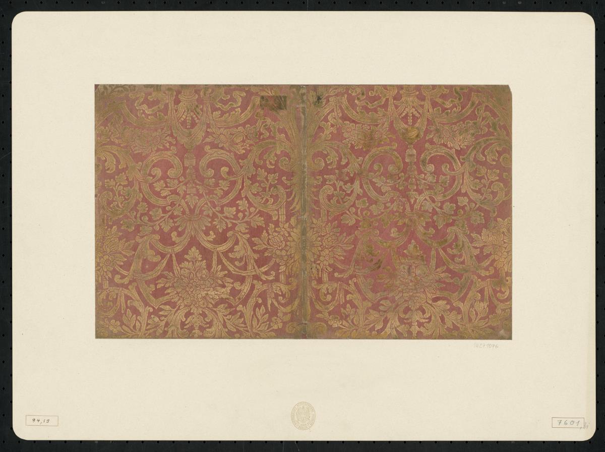 Brokatpapier (Bandelwerk mit Ranken, Blüten und Fruchtgehänge)