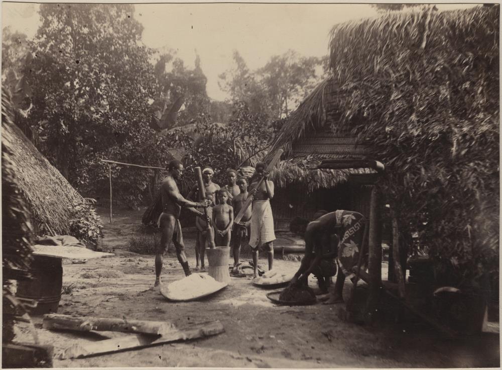 Menschen beim Cassave stampfen in Surinam (Maroons ?)