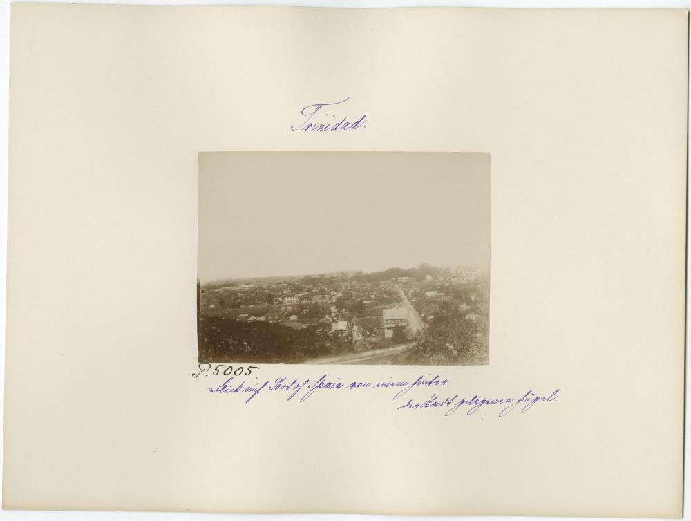 Blick auf Port of Spain von einem hinter der Stadt gelegenen Hügel.