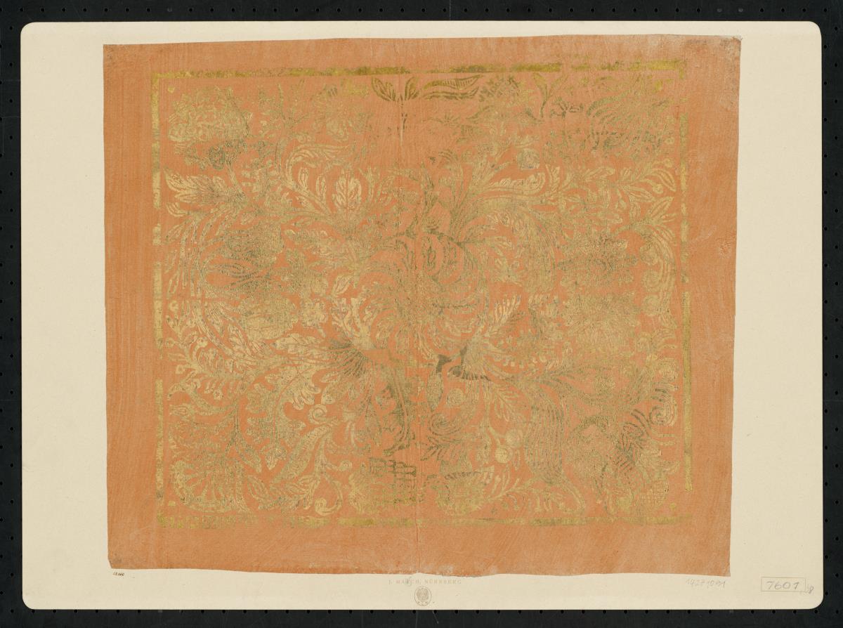Brokatpapier (stilisierte Ranken mit groben Blüten)