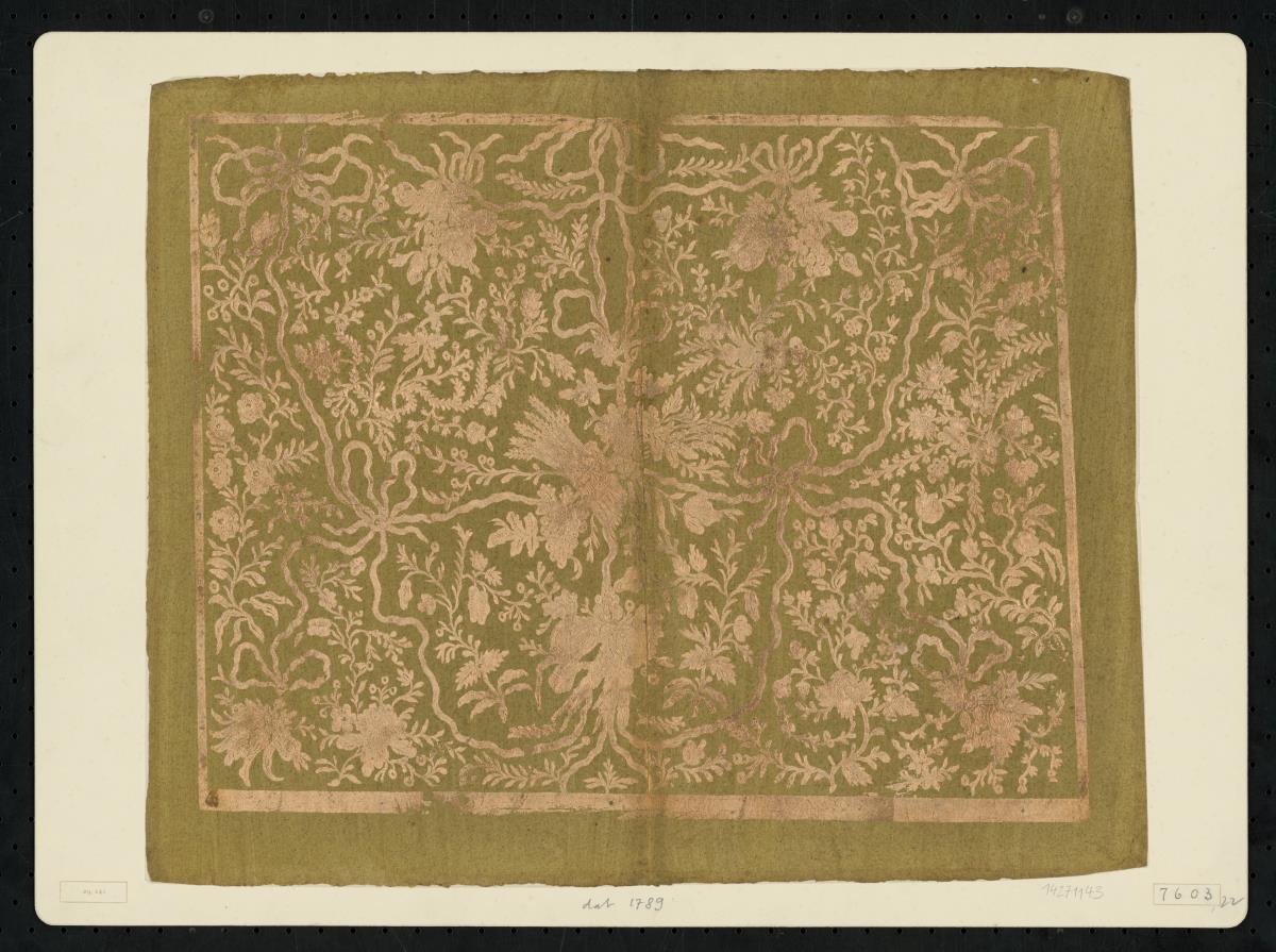 Brokatpapier (Trophäen der Ernte, Schleifen und Ranken mit Blüten und Früchten)