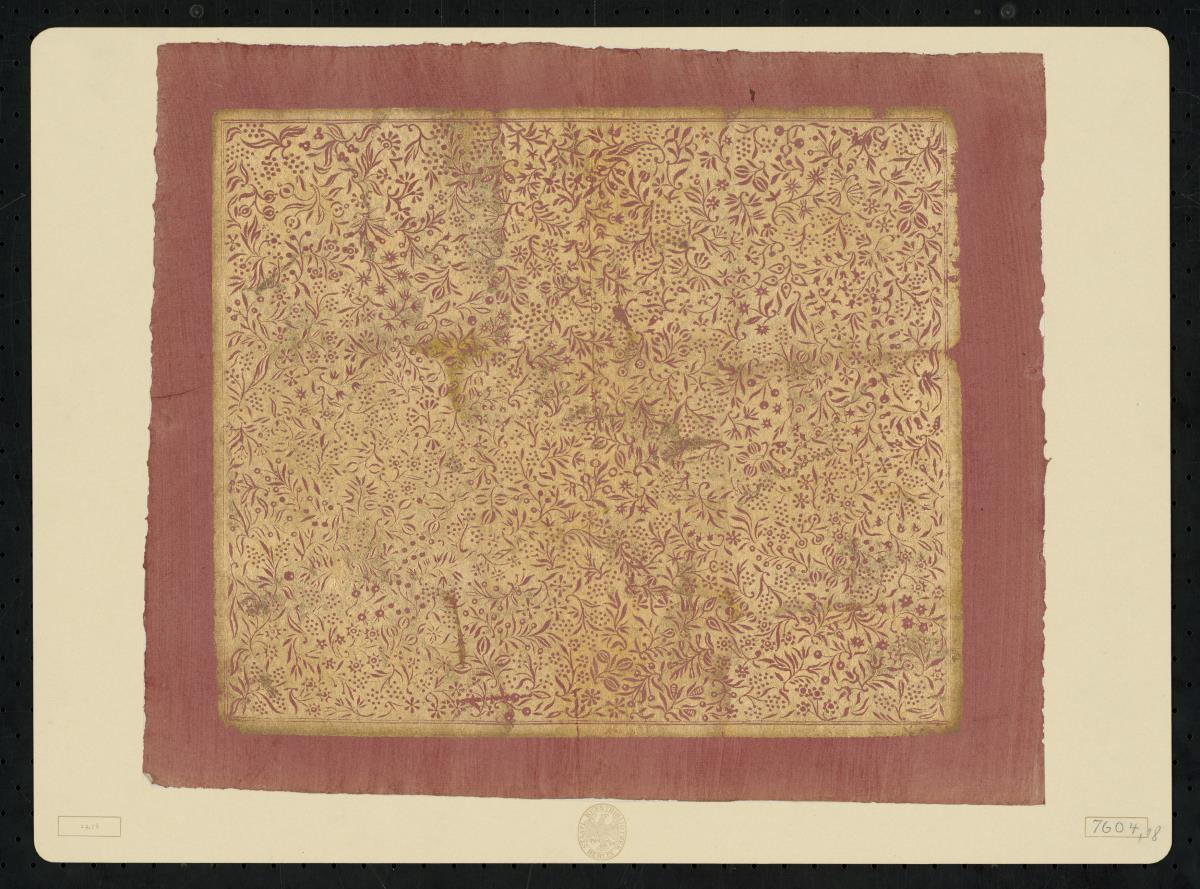 Brokatpapier (sehr feine Ranken mit kleinen stilisierten Blumen und Früchten)