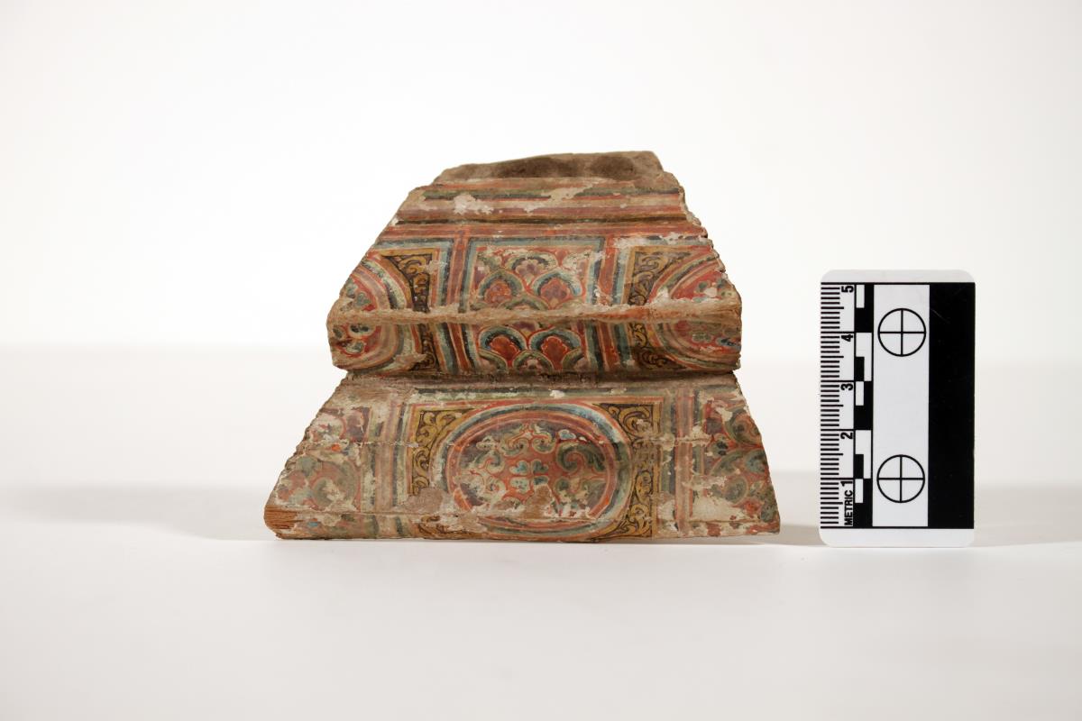 Fragment Statuette Vase mit Rankenwerk