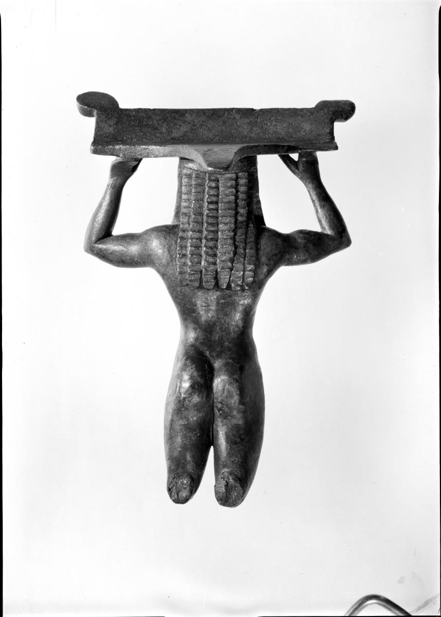 Gerätestütze: Kniender Knabe als  Stütze eines Bronzebeckens