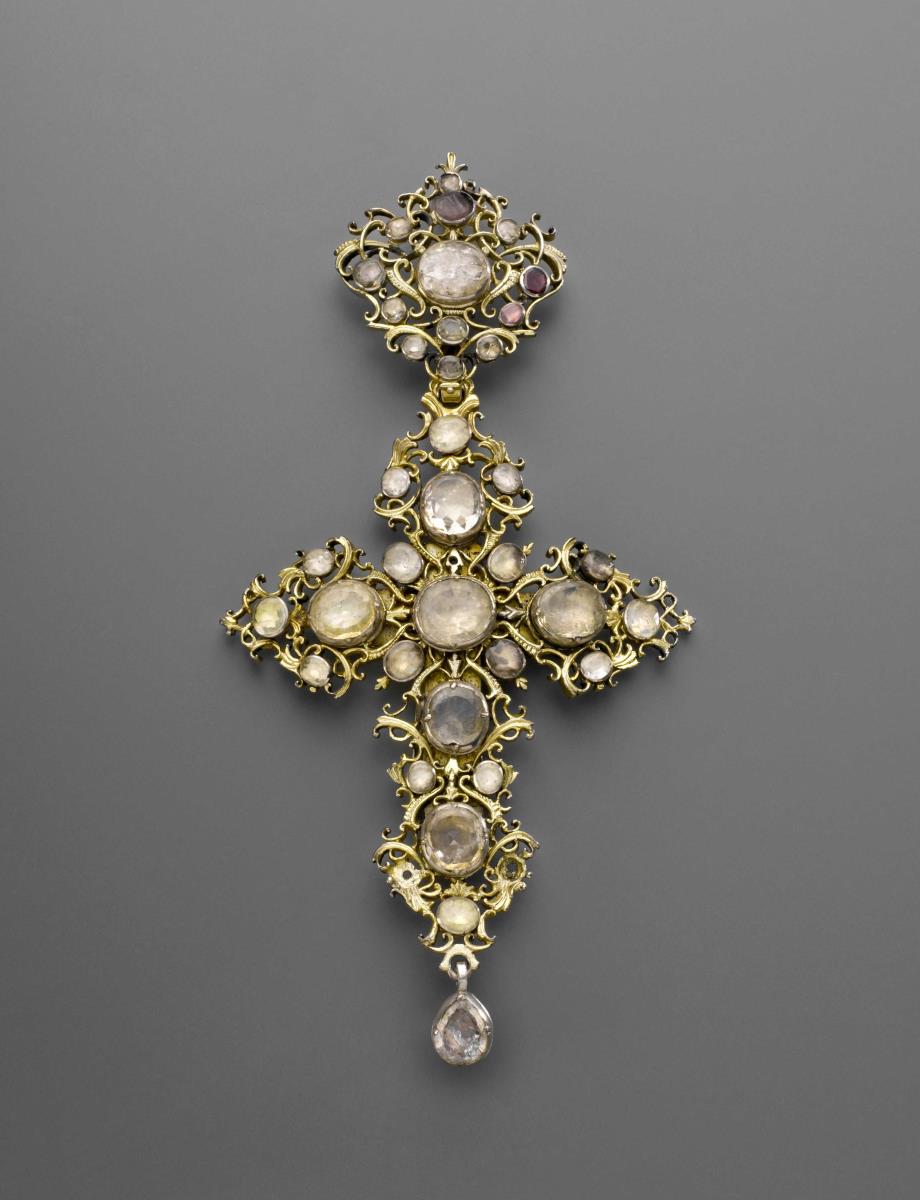 Brustkreuz mit Spiralranke und rückseitiger Reliquienkapsel
