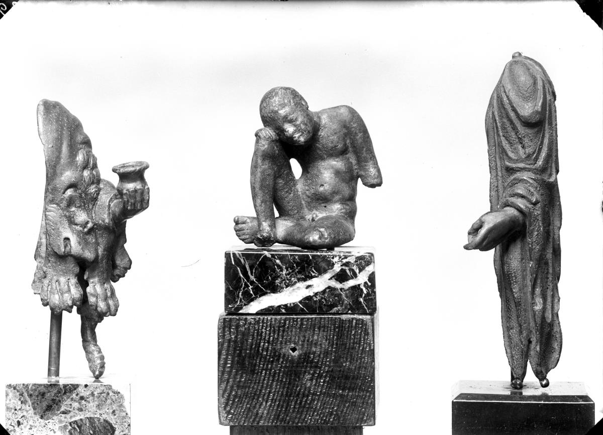Anstückung für eine Merkurstatuette in Form eines mit Gewand behangenen linken Arms